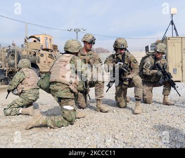 Die Mitglieder der US-Armee und des georgischen Dienstes reagieren auf einen simulierten Angriff auf das Bagram-Flugfeld. Stockfoto
