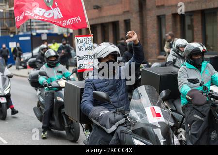 LONDON, VEREINIGTES KÖNIGREICH - 07. APRIL 2021: Deliveroo-Kuriere fahren am ersten vollen Handelstag des Unternehmens nach dem Börsendebüt in der vergangenen Woche, am 07. April 2021 in London, England, während einer Streikaktion über Bezahlung, Rechte und Arbeitsbedingungen durch die City of London. Die Fahrer, die sich auf die Nahrungsmittelversorgung freuen, fordern einen garantierten Lebenshaltungslohn, Urlaub und Krankengeld, ein Ende unbezahlter Wartezeiten und das Recht, unsichere Arbeit ohne Strafe abzulehnen. (Foto von Wiktor Szymanowicz/NurPhoto) Stockfoto