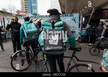 LONDON, VEREINIGTES KÖNIGREICH - 07. APRIL 2021: Deliveroo Riders führen am ersten vollen Handelstag des Unternehmens nach dem Börsendebüt in der vergangenen Woche, am 07. April 2021, in London, England, eine Streikaktion über Bezahlung, Rechte und Arbeitsbedingungen vor der Shoreditch High Street Station durch. Die Fahrer, die sich auf die Nahrungsmittelversorgung freuen, fordern einen garantierten Lebenshaltungslohn, Urlaub und Krankengeld, ein Ende unbezahlter Wartezeiten und das Recht, unsichere Arbeit ohne Strafe abzulehnen. (Foto von Wiktor Szymanowicz/NurPhoto) Stockfoto