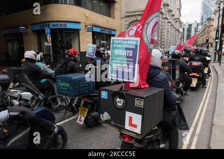 LONDON, VEREINIGTES KÖNIGREICH - 07. APRIL 2021: Deliveroo-Kuriere fahren am ersten vollen Handelstag des Unternehmens nach dem Börsendebüt in der vergangenen Woche, am 07. April 2021 in London, England, während einer Streikaktion über Bezahlung, Rechte und Arbeitsbedingungen durch die City of London. Die Fahrer, die sich auf die Nahrungsmittelversorgung freuen, fordern einen garantierten Lebenshaltungslohn, Urlaub und Krankengeld, ein Ende unbezahlter Wartezeiten und das Recht, unsichere Arbeit ohne Strafe abzulehnen. (Foto von Wiktor Szymanowicz/NurPhoto) Stockfoto