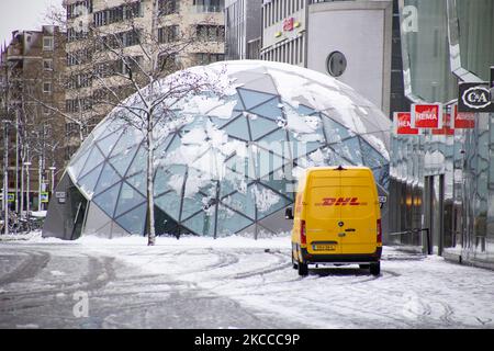 Ein DHL Lieferwagen in Eindhoven während des Schnees. Am dritten Tag des ungewöhnlichen Schneefalls im April in den Niederlanden wacht das Land nach einem intensiven morgendlichen Schneefall, ein bizarres Ereignis für den April, mit Schnee bedeckt auf. Die 3. Tage mit niedrigen Temperaturen und Schneefall in den Niederlanden nach dem „Weißen Ostermontag“ mit einem deutlichen Temperaturabfall, der nach Angaben der niederländischen Meteorologischen Agentur KNMI den Gefrierpunkt erreicht hat, wodurch der Ostermontag zu einem der kältesten Tage aller Zeiten mit niedrigen Temperaturen wurde. Zusätzlich zu Schnee, Hagel und hoher Geschwindigkeit kam es zu starkem eisgekühlten Wind. Das KNMI hat den Code y ausgegeben Stockfoto