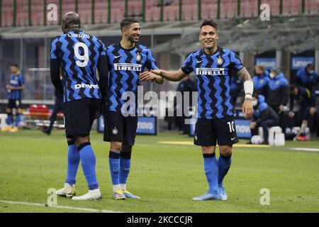 Lautaro Martinez (R) vom FC Internazionale feiert mit Achraf Hakimi (C) und Romelu Lukaku (L) nach dem zweiten Tor des HIS-Teams während des Serie-A-Spiels zwischen FC Internazionale und US Sassuolo im Stadio Giuseppe Meazza am 07. April 2021 in Mailand, Italien. Sportstadien in ganz Italien unterliegen aufgrund der Coronavirus-Pandemie weiterhin strengen Beschränkungen, da staatliche Gesetze zur sozialen Distanzierung Fans innerhalb von Veranstaltungsorten verbieten, was dazu führt, dass Spiele hinter verschlossenen Türen gespielt werden. (Foto von Giuseppe Cottini/NurPhoto) Stockfoto