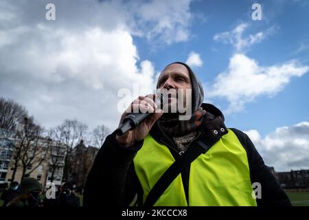 Sprecher und bekannter linker Aktivist Frank Van der Linden am 7. April 2021 auf dem Museumsplatz gegen Premierminister Mark Rutte in Amsterdam, Niederlande. Etwa 60 Menschen nahmen an einer Demonstration mit der Botschaft „Go Away Rutte“ Teil. Nach dem Wahlsieg mit seiner Partei VVD wurde Premierminister Mark Rutte diskreditiert, weil er während der Aufklärungsgespräche vermutlich eine Lüge erzählt hatte. Die Aktivisten stehen gegen die Lügen, die alte Politik und den Neoliberalismus. (Foto von Oscar Brak/NurPhoto) Stockfoto