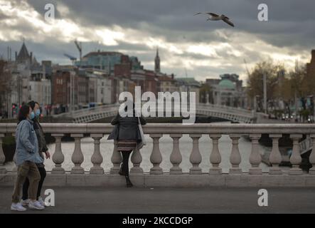 Eine Frau schaut von der O'Connell Bridge auf dem Fluss Liffey in Dublin während der COVID-19-Sperre der Stufe 5 auf. Am Donnerstag, den 8. April 2021, in Dublin, Irland. (Foto von Artur Widak/NurPhoto) Stockfoto