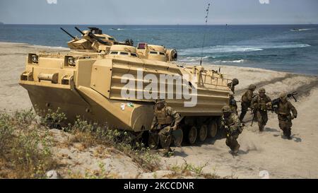 US-Marineinfanteristen verlassen ein amphibisches Angriffsfahrzeug auf North Beach auf den Philippinen. Stockfoto