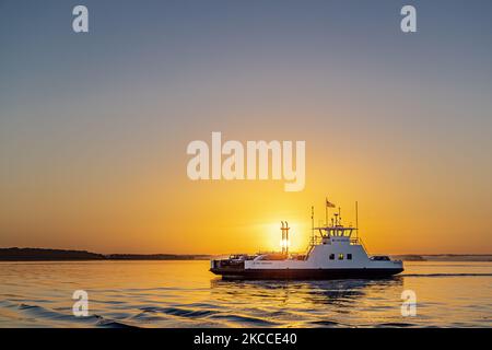 Shelter Island Ferry, die am frühen Morgen eine Überfahrt mit der Sonne hinter sich macht Stockfoto