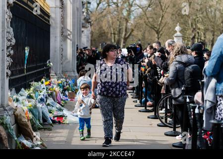 Kinder bringen Blumen in den Buckingham Palace, nachdem bekannt wurde, dass der britische Prinz Philip, Ehemann von Queen Elizabeth, im Alter von 99 Jahren gestorben ist, London, Großbritannien, 9. April 2021. Der Ehemann von Königin Elizabeth II., Prinz Philip, der vor kurzem mehr als einen Monat im Krankenhaus verbrachte und sich einer Herzprozedur unterzog, starb am 9. April 2021, teilte Buckingham Palace mit. (Foto von Maciek Musialek/NurPhoto) Stockfoto