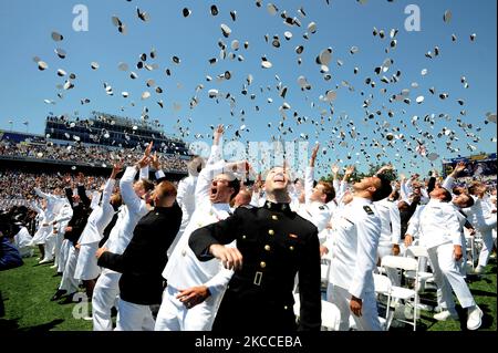 Midshipmänner der U.S. Naval Academy werfen ihre Abdeckungen während der Abschlussfeier in die Luft. Stockfoto