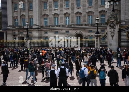 Im Buckingham Palace versammeln sich Menschen und zollen dem Tod von Prinz Philip Tribut. Der Herzog von Edinburgh, Prinz Philip ist gestorben, der Ehemann der britischen Königin Elizabeth, gab Buckingham Palace am Freitag bekannt. Er war 99 Jahre alt (Foto: Anna Stefani/NurPhoto) Stockfoto