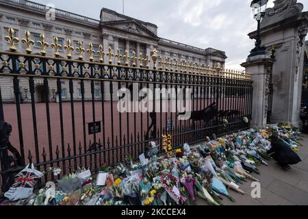 LONDON, GROSSBRITANNIEN - 09. APRIL 2021: Nach der Ankündigung des Todes von Prinz Philip am 09. April 2021 in London, England, werden vor dem Buckingham Palace Blumen gezollt. Der Herzog von Edinburgh, der Ehemann der Königin von mehr als siebzig Jahren, ist heute Morgen im Alter von 99 Jahren im Schloss Windsor gestorben. (Foto von Wiktor Szymanowicz/NurPhoto) Stockfoto