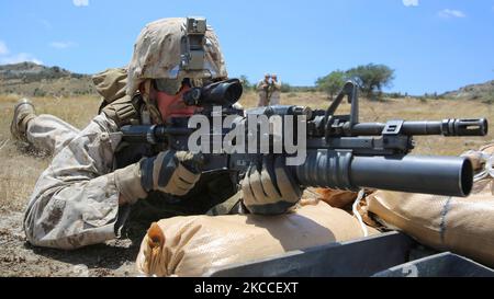 Marineinfanteristen führen im Marine Corps Base Camp Pendleton, Kalifornien, eine Live-Feuerübung durch. Stockfoto