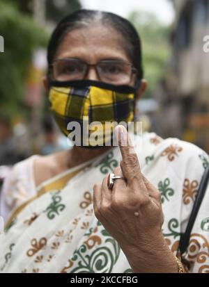 Vierte Phase der Wahlen zur West-Bengalen Versammlung in Kalkutta, Indien, 10. April 2021. In der vierten Phase der Parlamentswahlen in Westbengalen werden heute 44 Sitze gewählt. (Foto von Indranil Aditya/NurPhoto) Stockfoto