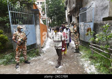 Vierte Phase der Wahlen zur West-Bengalen Versammlung in Kalkutta, Indien, 10. April 2021. In der vierten Phase der Parlamentswahlen in Westbengalen werden heute 44 Sitze gewählt. (Foto von Indranil Aditya/NurPhoto) Stockfoto