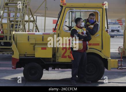 Mitarbeiter des internationalen Kurierunternehmens DHL warten auf die Landung eines Flugzeugs, um eine Charge von 327.600 Impfdosen gegen COVID-19 auf dem Internationalen Flughafen von Mexiko-Stadt vom Pharmaunternehmen Pfizer-BioNTech aus Belgien zu entladen. (Foto von Gerardo Vieyra/NurPhoto) Stockfoto