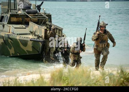 Seemänner der US-Marine und Mitglieder der Royal Thai Navy führen einen Strandeinsatz durch. Stockfoto