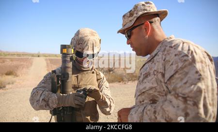 US-Marineinfanteristen führen Kontrollen an der Stinger-Missile FIM-92 durch. Stockfoto