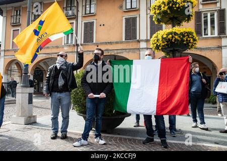 Am 10. April 2021 nehmen Menschen an einer von Straßenverkäufern organisierten Demonstration Teil, um gegen die COVID-19-Handelsbeschränkungen in Brescia, Italien, zu protestieren. Italienische Kleinunternehmer, Restaurants und nicht-primäre Aktivitäten protestieren wegen der laufenden Schließungen. (Foto von Stefano Nicoli/NurPhoto) Stockfoto