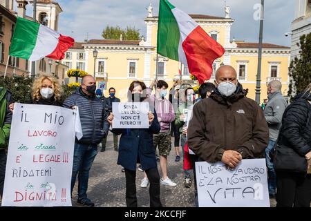 Am 10. April 2021 nehmen Menschen an einer von Straßenverkäufern organisierten Demonstration Teil, um gegen die COVID-19-Handelsbeschränkungen in Brescia, Italien, zu protestieren. Italienische Kleinunternehmer, Restaurants und nicht-primäre Aktivitäten protestieren wegen der laufenden Schließungen. (Foto von Stefano Nicoli/NurPhoto) Stockfoto