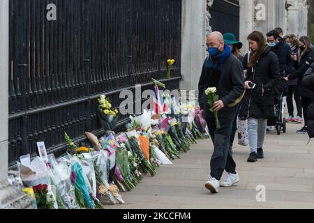 LONDON, VEREINIGTES KÖNIGREICH - 10. APRIL 2021: Ein Tag nach dem Tod von Prinz Philip am 10. April 2021 in London, England, erweisen die Bürger ihre Achtung und legen Blumen vor den Buckingham Palace. Der Herzog von Edinburgh, der Ehemann der Königin von mehr als siebzig Jahren, ist gestern Morgen im Alter von 99 Jahren im Schloss Windsor gestorben. (Foto von Wiktor Szymanowicz/NurPhoto) Stockfoto