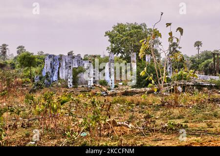 Überreste eines Gebäudes, das durch einen der zahlreichen Bombenangriffe während des Bürgerkrieges in Mugamalai, Sri Lanka, zerstört wurde. Dies ist nur eine der vielen Erinnerungen an die tiefen Narben, die während des 26-jährigen Bürgerkrieges zwischen der srilankischen Armee und der LTTE (Liberation Tigers of Tamil Eelam) entstanden sind. Die Vereinten Nationen schätzen, dass während des Krieges etwa 40.000 Menschen getötet wurden. (Foto von Creative Touch Imaging Ltd./NurPhoto) Stockfoto