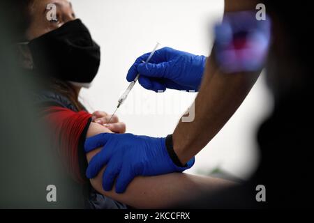 Die Covid-Impfung beginnt am 10.. April 2021 in 10 öffentlichen Krankenhäusern in Madrid. Die Gemeinschaft von Madrid nimmt an der Impfstrategie gegen den COVID-19 von diesem Wochenende an 10 Krankenhäusern des öffentlichen Netzes von Madrid Teil, darunter das Puerta de Hierro Krankenhaus von Majadahonda, um bei der Impfung der Bevölkerung zusammenzuarbeiten. Bürger, die in diesen Krankenhäusern geimpft werden, werden per interaktiver SMS vorgeladen, wo sie ihren Termin bestätigen oder eine Terminänderung beantragen können.Krankenhäuser 12 de Octubre, Gregorio Marañón, La Paz und das Jiménez Díaz gefunden Stockfoto