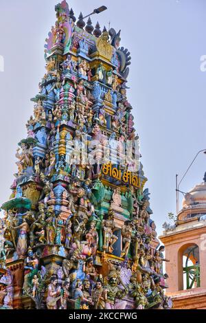 Komplizierte Figuren hinduistischer Gottheiten schmücken den Gopuram (Turm) des Karainagar Sivan Temple (Eezhathu Chidambaram) in Karainagar, Sri Lanka. Dieser alte Tempel befindet sich an der Nordspitze der Insel Karainagar, vor der Jaffna-Küste. (Foto von Creative Touch Imaging Ltd./NurPhoto) Stockfoto