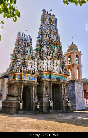 Komplizierte Figuren hinduistischer Gottheiten schmücken den Gopuram (Turm) des Karainagar Sivan Temple (Eezhathu Chidambaram) in Karainagar, Sri Lanka. Dieser alte Tempel befindet sich an der Nordspitze der Insel Karainagar, vor der Jaffna-Küste. (Foto von Creative Touch Imaging Ltd./NurPhoto) Stockfoto