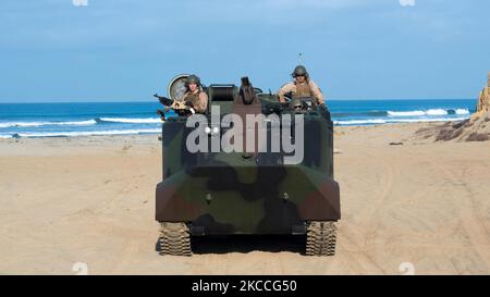 US-Marineinfanteristen fahren ein Amphibienfahrzeug am Strand. Stockfoto