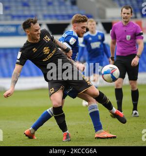 Ipswichs Teddy Bishop und Mk Dons Josh McEachran während des Sky Bet League 1-Spiels zwischen Ipswich Town und MK Dons am 10.. April 2021 in Portman Road, Ipswich, England. (Foto von Ben Pooley/MI News/NurPhoto) Stockfoto