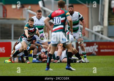 Richard Wigglesworth von Leicester Tigers geht am 10.. April 2021 in der Welford Road, Leicester, England, an Johnny McPhillips von Leicester Tigers von einem Ruck beim European Rugby Challenge Cup Quarter Final zwischen Leicester Tigers und Newcastle Falcons vorbei. (Foto von Chris Lishman/MI News/NurPhoto) Stockfoto