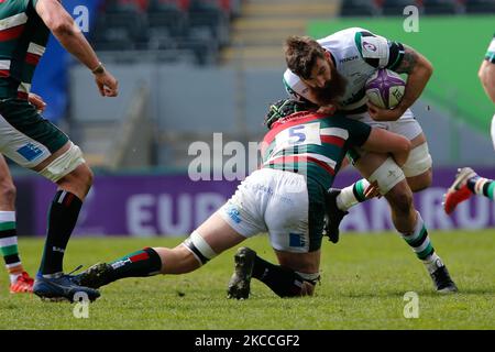 Gary Graham von Falcons nimmt Cameron Henderson von Leicester Tigers während des European Rugby Challenge Cup Quarter Final Match zwischen Leicester Tigers und Newcastle Falcons am 10.. April 2021 in der Welford Road, Leicester, England, in den Kampf auf. (Foto von Chris Lishman/MI News/NurPhoto) Stockfoto