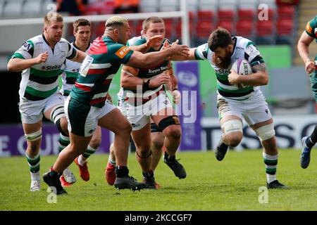 Gary Graham tritt Ellis Genge während des European Rugby Challenge Cup Quarter Final Matches zwischen Leicester Tigers und Newcastle Falcons am 10.. April 2021 in der Welford Road, Leicester, England, an. (Foto von Chris Lishman/MI News/NurPhoto) Stockfoto