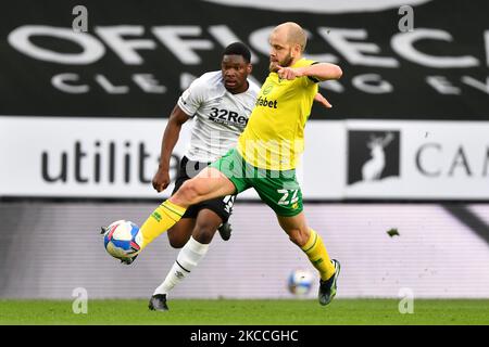 Teemu Pukki aus Norwich City kontrolliert den Ball während des Sky Bet Championship-Spiels zwischen Derby County und Norwich City am 10.. April 2021 im Pride Park, Derby, England. (Foto von Jon Hobley/MI News/NurPhoto) Stockfoto