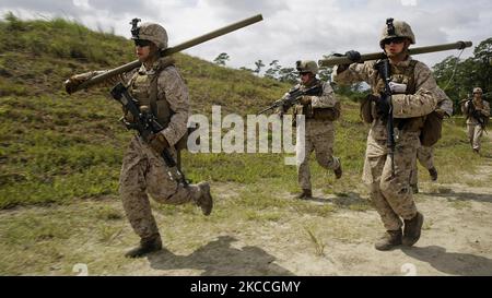 US-Marineinfanteristen eilen zu einer Kabelfalle, um eine Anklage in Bangalore zu erheben. Stockfoto