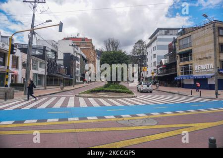 Die Straßen im Norden der Stadt Bogota sind aufgrund der an diesem Wochenende von Samstag bis Dienstag erlassenen Quarantäne leer, da am 10. April 2021 in Bogota, Kolumbien, die COVID-19-Fälle zugenommen haben. (Foto von Daniel Garzon Herazo/NurPhoto) Stockfoto