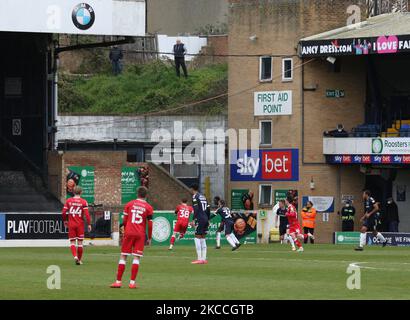 Fans von Southend United beobachten am 10.. April 2021 während der Sky Bet League 2 zwischen Southend United und Cawley Town im Roots Hall Stadium, Southend, Großbritannien, auf dem Hügel. (Foto von Action Foto Sport/NurPhoto) Stockfoto