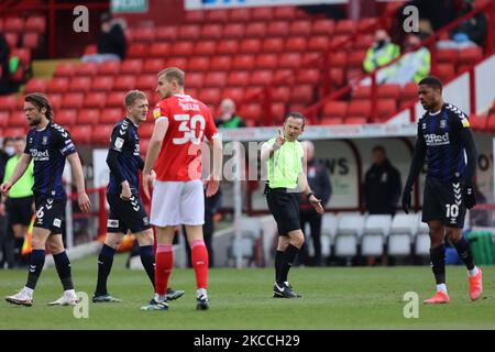 Keith Stroud, der Schiedsrichter, während des Sky Bet Championship-Spiels zwischen Barnsley und Middlesbrough in Oakwell, Barnsley, England am 10.. April 2021. (Foto von Pat Scaasi/MI News/NurPhoto) Stockfoto