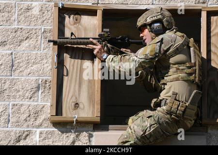 Ein Soldat der Grünen Beret feuert ein Gewehr. Stockfoto