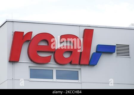 Das Logo von REAL Shop ist am 10. April 2021 in Stuttgart zu sehen (Foto: Agron Beqiri/NurPhoto) Stockfoto