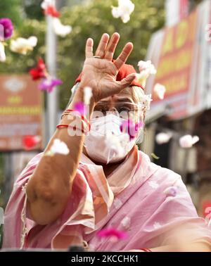 Die Berühmtheit Jaya Bacchan nimmt vor den Wahlen zur West-Bengalen Versammlung in Kalkutta, Indien, am 11. April 2021 an einer Autolye des Trinamool-Kongresses Teil. (Foto von Indranil Aditya/NurPhoto) Stockfoto