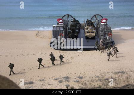 US- und portugiesische Marineinfanteristen steigen von einem Landing Craft Air Cushion aus. Stockfoto