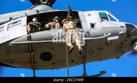 Ein US Marine Student führt einen schnellen Abstieg aus einem UH-1Y Venom Hubschrauber. Stockfoto