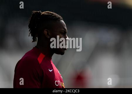 Maro Itoje von Saracens erwärmt sich am Sonntag, den 11.. April 2021, vor dem Greene King IPA Championship-Spiel zwischen Saracens und Bedford Blues im Allianz Park, London. (Foto von Juan Gasperini/MI News/NurPhoto) Stockfoto