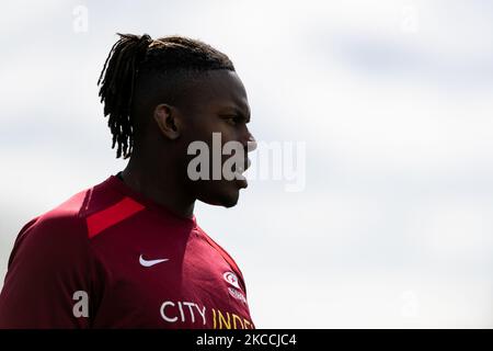 Maro Itoje von Saracens erwärmt sich am Sonntag, den 11.. April 2021, vor dem Greene King IPA Championship-Spiel zwischen Saracens und Bedford Blues im Allianz Park, London. (Foto von Juan Gasperini/MI News/NurPhoto) Stockfoto