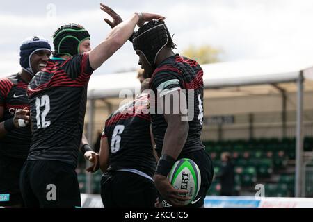 Maro Itoje aus Saracens feiert mit seinen Teamkollegen, nachdem er beim Greene King IPA Championship-Spiel zwischen Saracens und Bedford Blues am Sonntag, 11.. April 2021, im Allianz Park, London, einen Versuch gemacht hat. (Foto von Juan Gasperini/MI News/NurPhoto) Stockfoto
