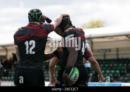 Maro Itoje aus Saracens feiert mit seinen Teamkollegen, nachdem er beim Greene King IPA Championship-Spiel zwischen Saracens und Bedford Blues am Sonntag, 11.. April 2021, im Allianz Park, London, einen Versuch gemacht hat. (Foto von Juan Gasperini/MI News/NurPhoto) Stockfoto