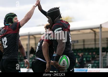 Maro Itoje aus Saracens feiert mit seinen Teamkollegen, nachdem er beim Greene King IPA Championship-Spiel zwischen Saracens und Bedford Blues am Sonntag, 11.. April 2021, im Allianz Park, London, einen Versuch gemacht hat. (Foto von Juan Gasperini/MI News/NurPhoto) Stockfoto