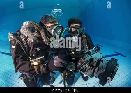 Taucher mit DNS-300 Unterwasser sonar-System. Stockfoto