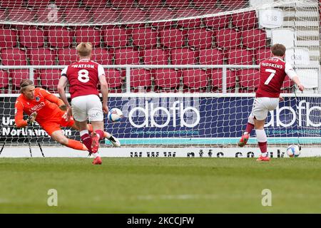 Sam Hoskins punktet mit dem Strafpunkt für Northampton Town und gleicht den Punktestand bei 1 - 1 gegen Bristol Rovers aus, während des Spiels der Sky Bet League 1 zwischen Northampton Town und Bristol Rovers im PTS Academy Stadium, Northampton ON . (Foto von John Cripps/MI News/NurPhoto) Stockfoto