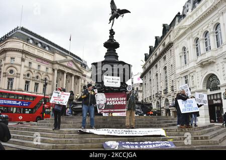 Demonstranten protestieren am Samstag, 10.. April 2021 im Piccadilly Circus, London, gegen die Auslieferung des WKI-Leaks-Gründers Julian Assange (Foto: Ivan Yordanov/MI News/NurPhoto) Stockfoto